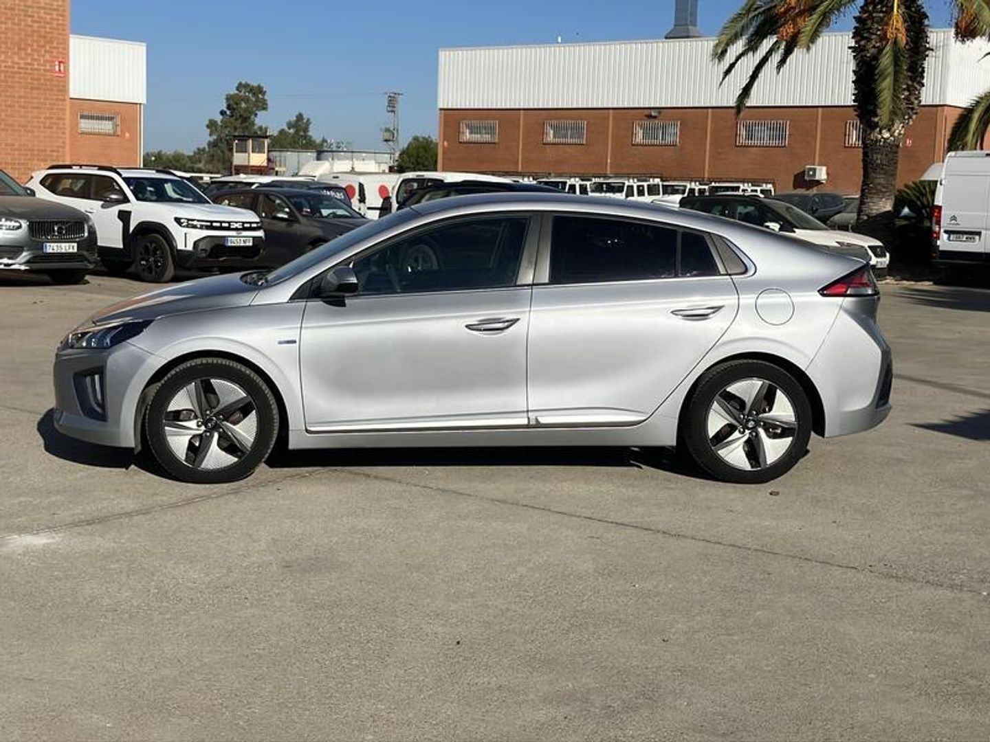 Hyundai Ioniq 1.6 GDI HEV Tecno DCT 104 kW (141 CV) Gris Plata Sedan
