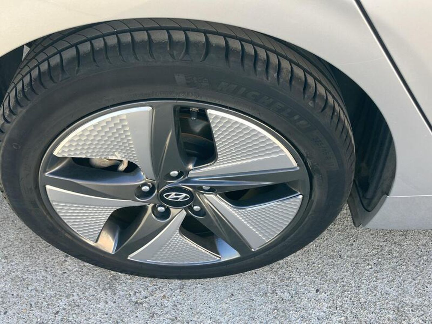 Hyundai Ioniq 1.6 GDI HEV Tecno DCT 104 kW (141 CV) Gris Plata Sedan