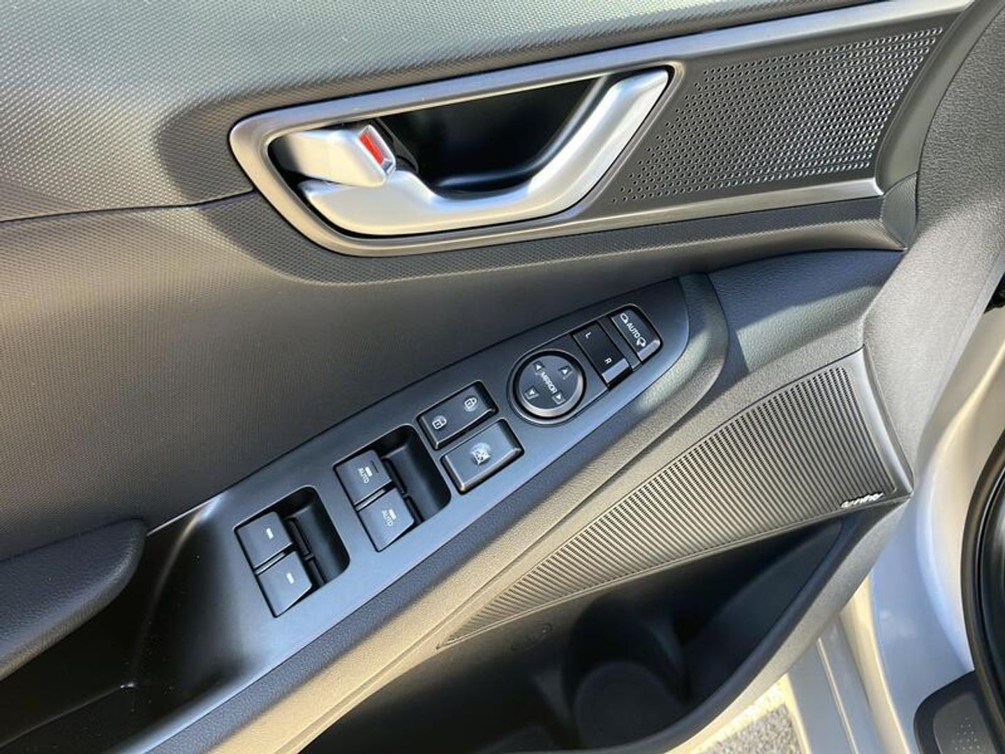 Hyundai Ioniq 1.6 GDI HEV Tecno DCT 104 kW (141 CV) Gris Plata Sedan