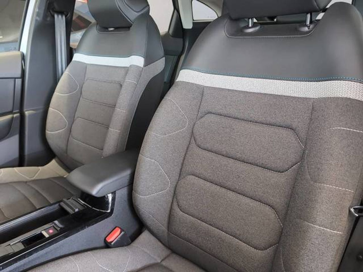 Citroen C4 BlueHDi 130 S&S Feel Pack EAT8 96 kW (130 CV) Gris Plata SUV