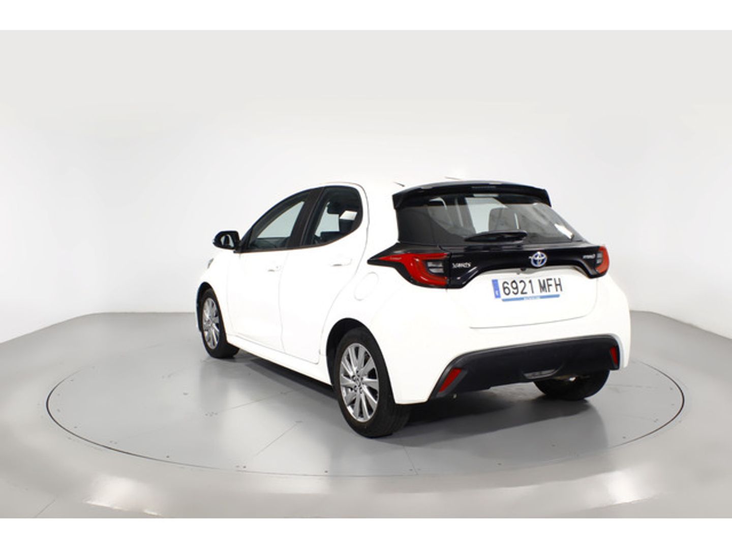 Toyota Yaris 120H Active Tech 85 kW (116 CV) Blanco Compact