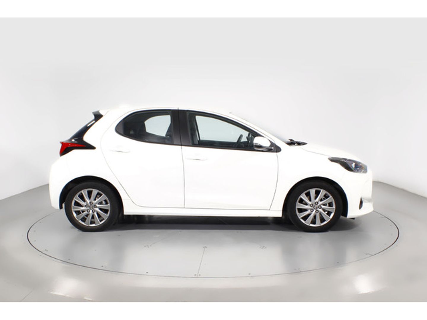 Toyota Yaris 120H Active Tech 85 kW (116 CV) Blanco Compact