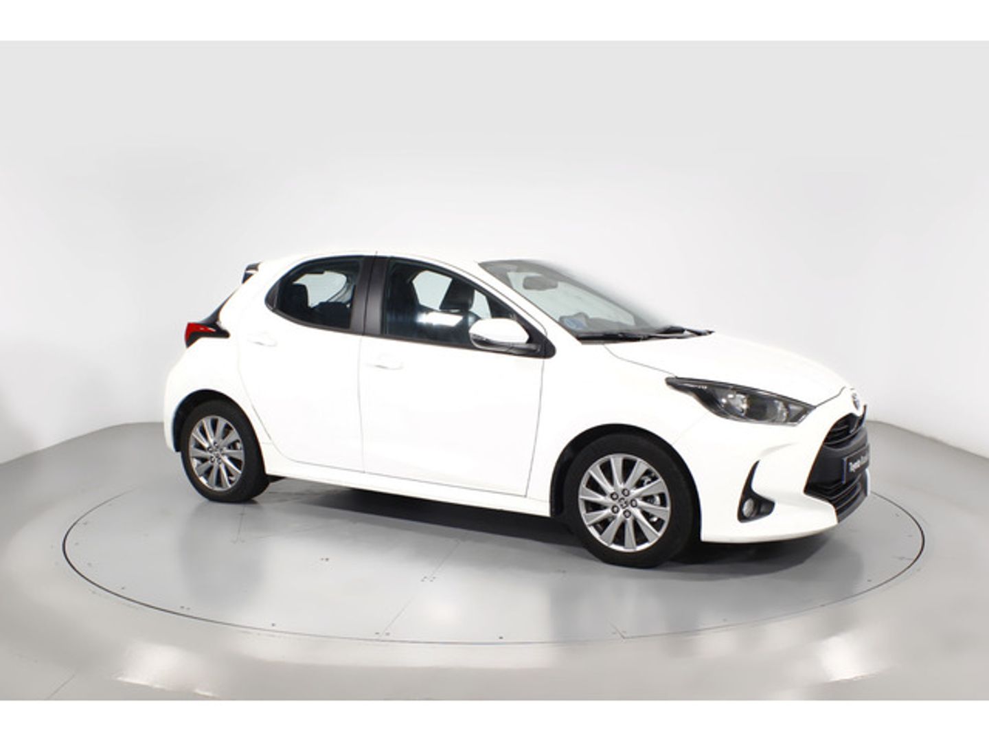 Toyota Yaris 120H Active Tech 85 kW (116 CV) Blanco Compact