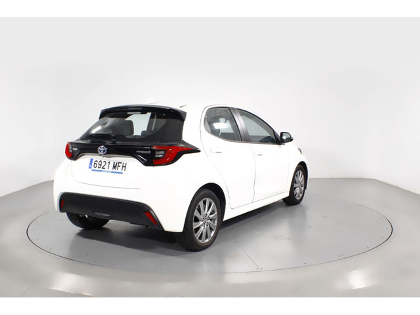 Toyota Yaris 120H Active Tech 85 kW (116 CV) Blanco Compact