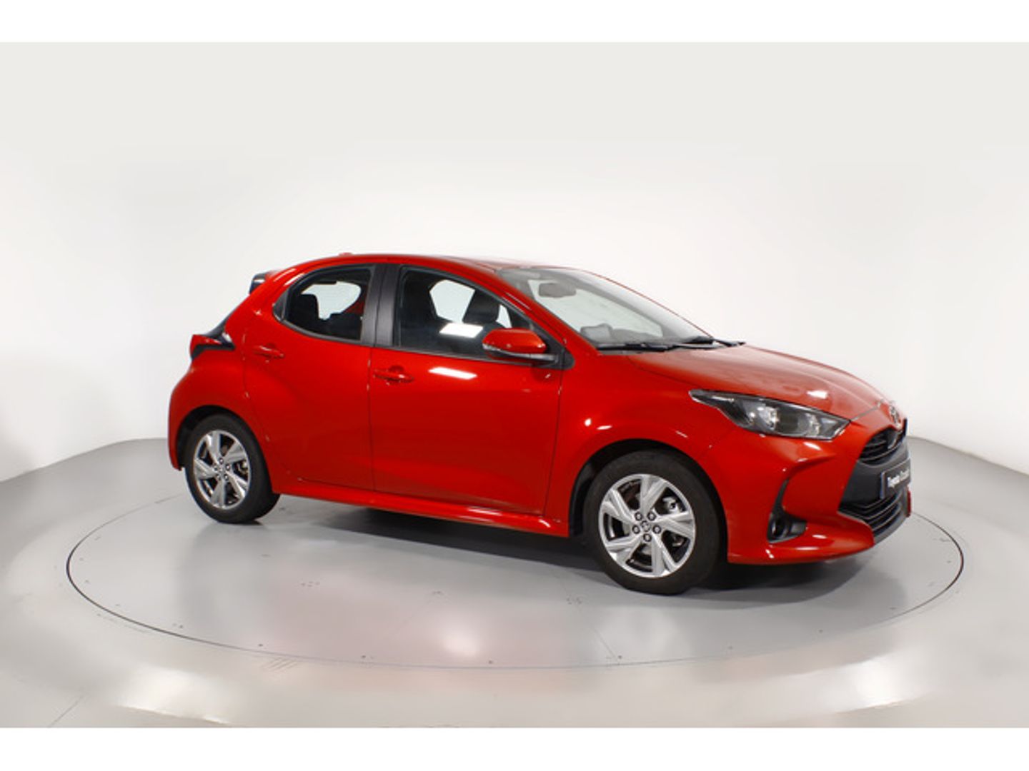 Toyota Yaris 120H Active Plus 85 kW (116 CV) Rojo Sedan