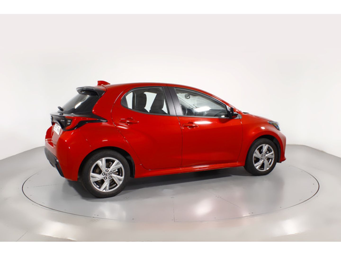 Toyota Yaris 120H Active Plus 85 kW (116 CV) Rojo Sedan