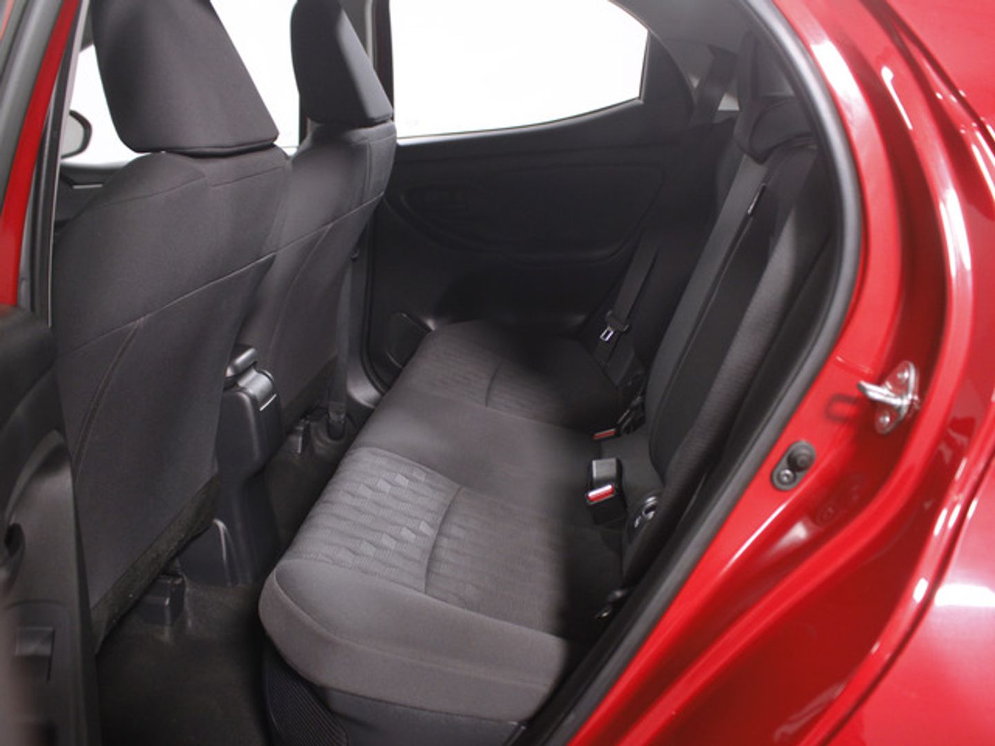 Toyota Yaris 120H Active Plus 85 kW (116 CV) Rojo Sedan