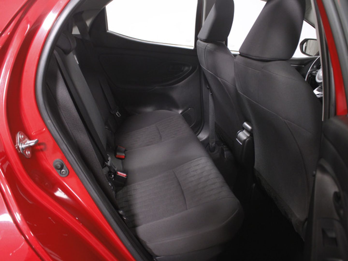 Toyota Yaris 120H Active Plus 85 kW (116 CV) Rojo Sedan