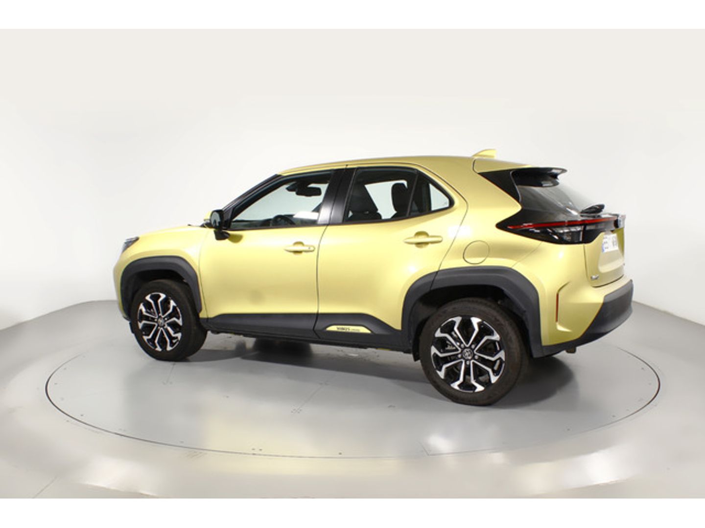 Toyota Yaris Cross 120H Active Tech 85 kW (116 CV) Oro All Terrain / Pick-up