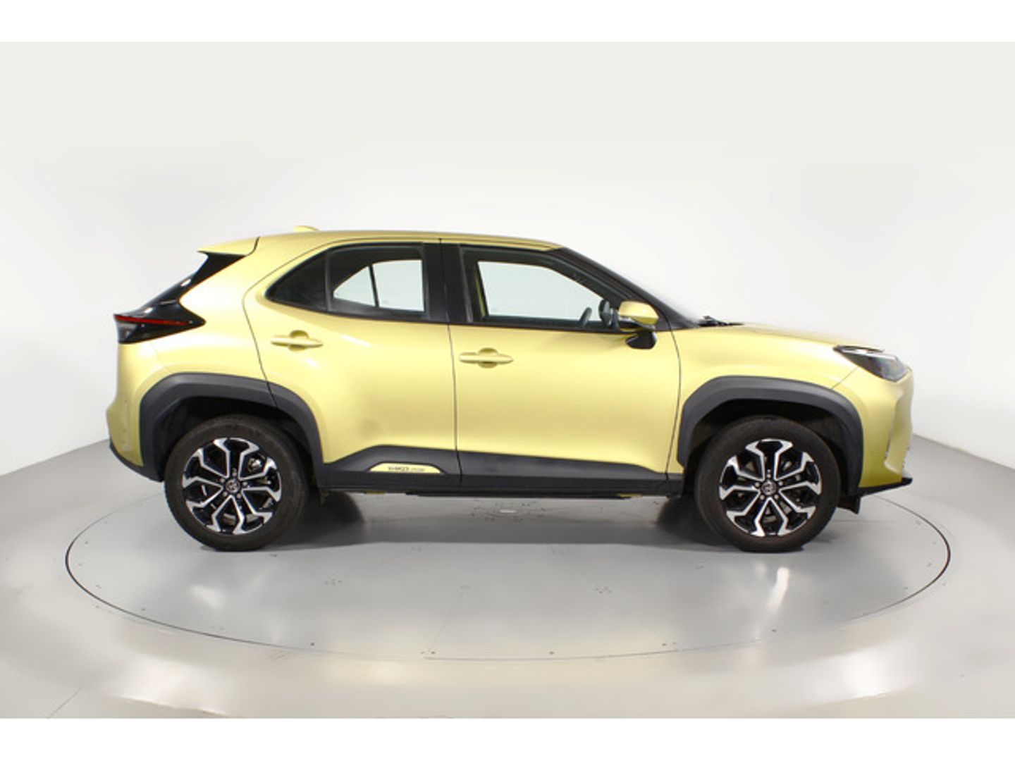 Toyota Yaris Cross 120H Active Tech 85 kW (116 CV) Oro All Terrain / Pick-up