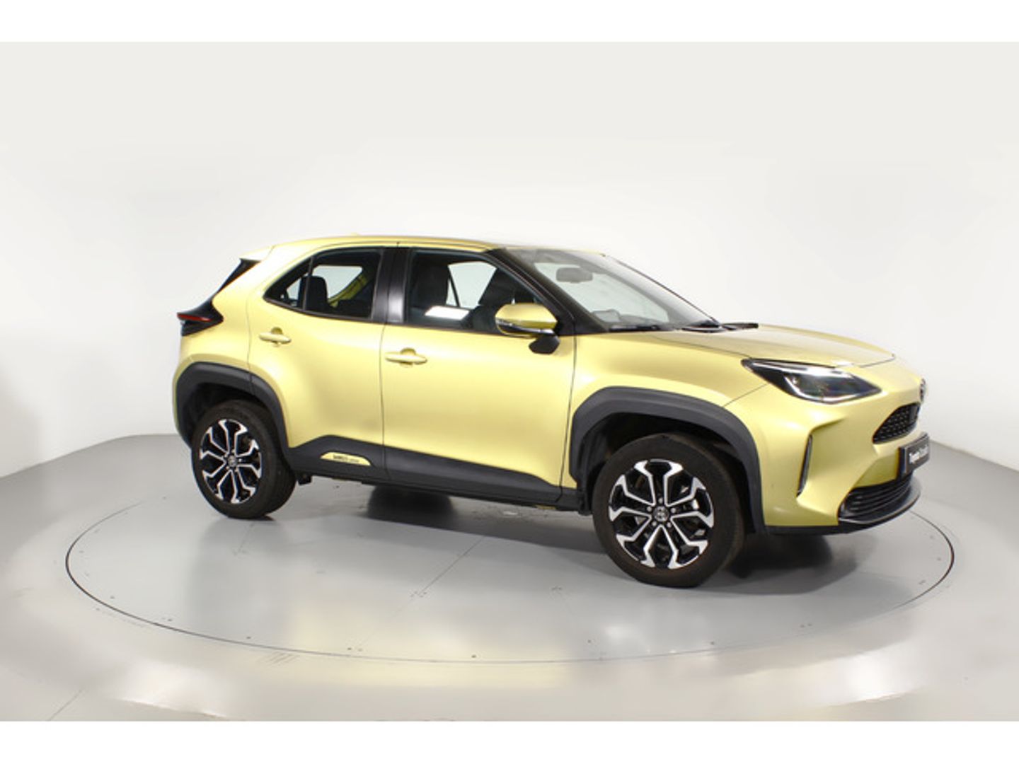 Toyota Yaris Cross 120H Active Tech 85 kW (116 CV) Oro All Terrain / Pick-up