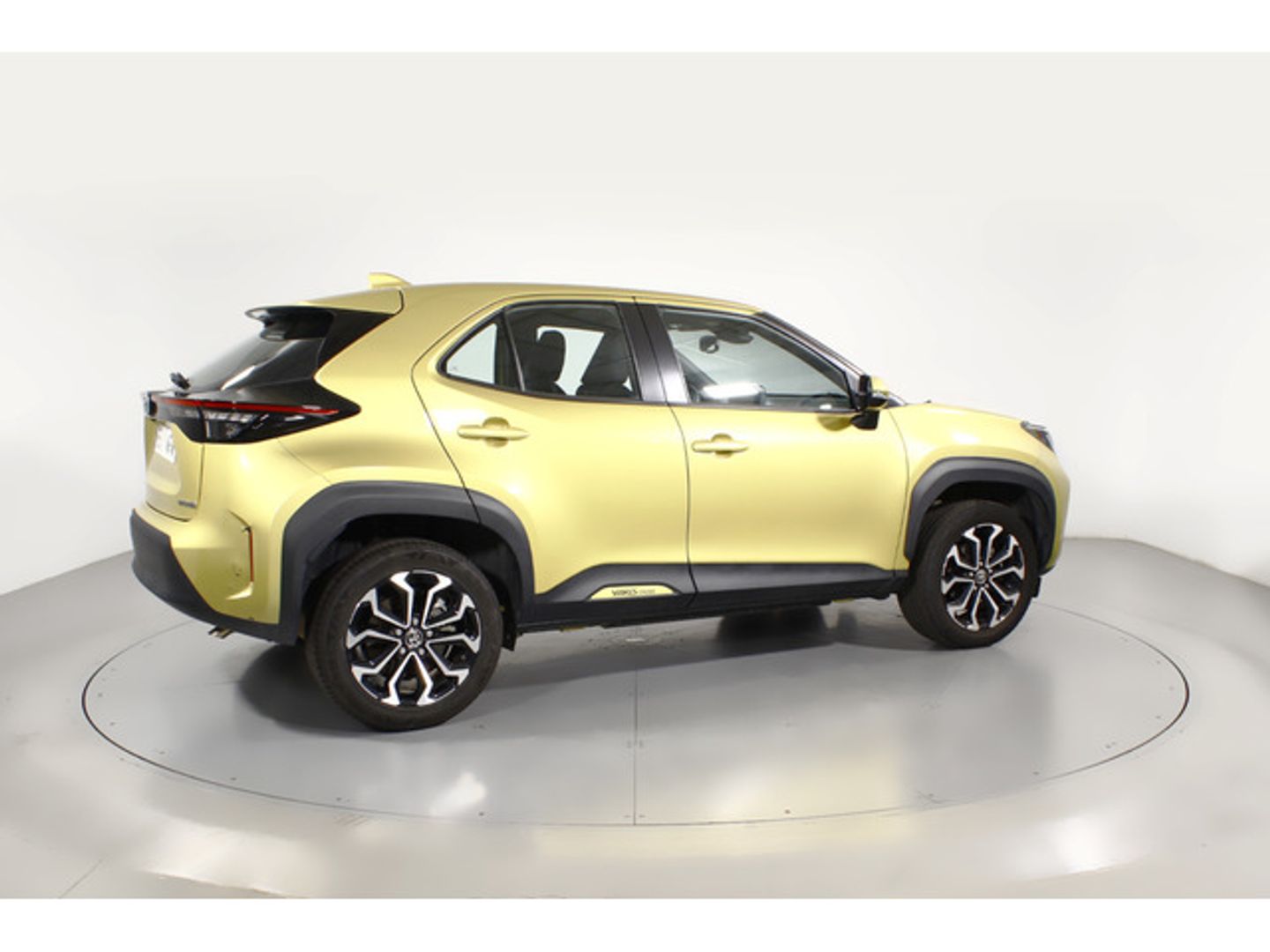 Toyota Yaris Cross 120H Active Tech 85 kW (116 CV) Oro All Terrain / Pick-up