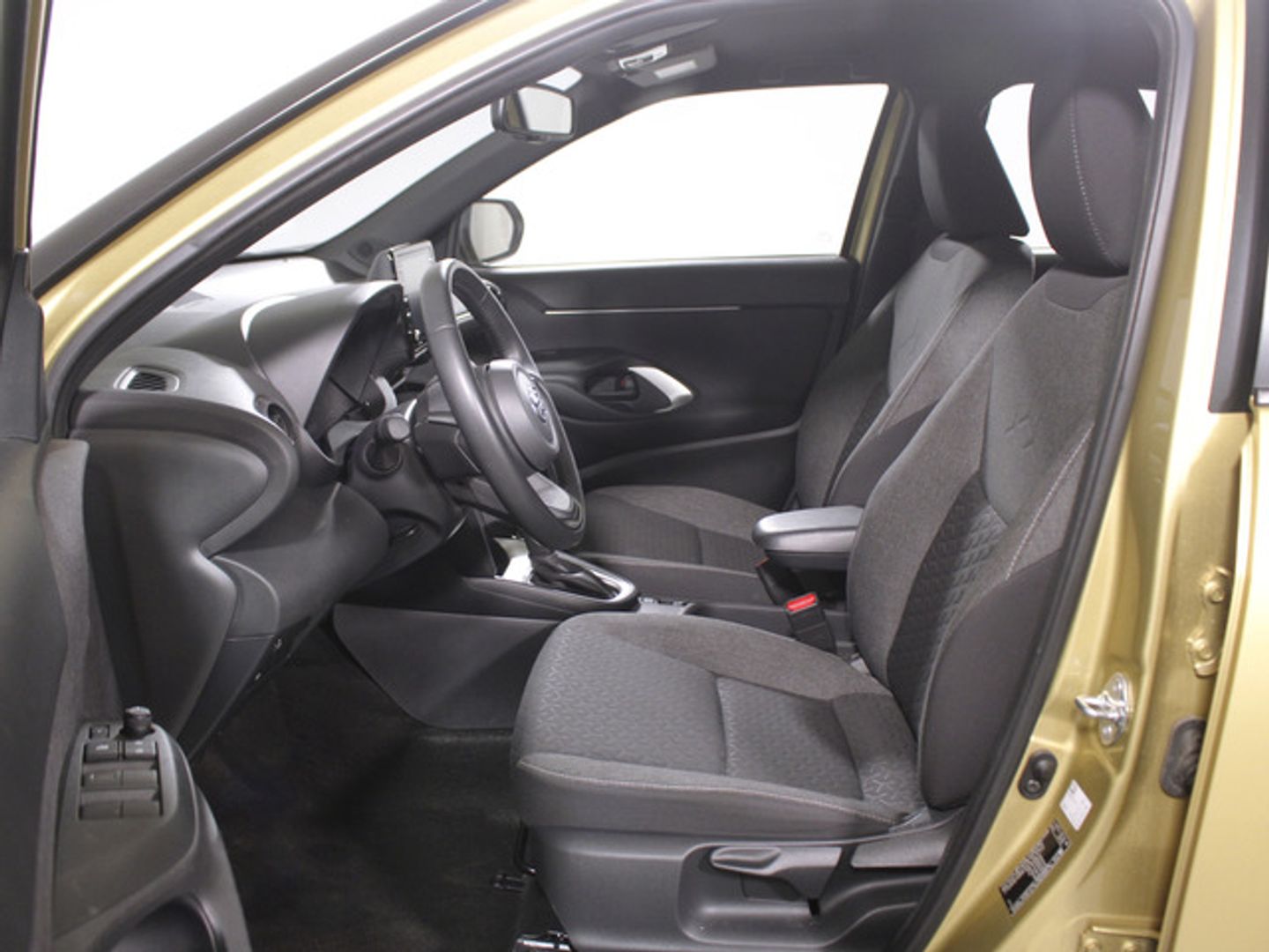 Toyota Yaris Cross 120H Active Tech 85 kW (116 CV) Oro All Terrain / Pick-up