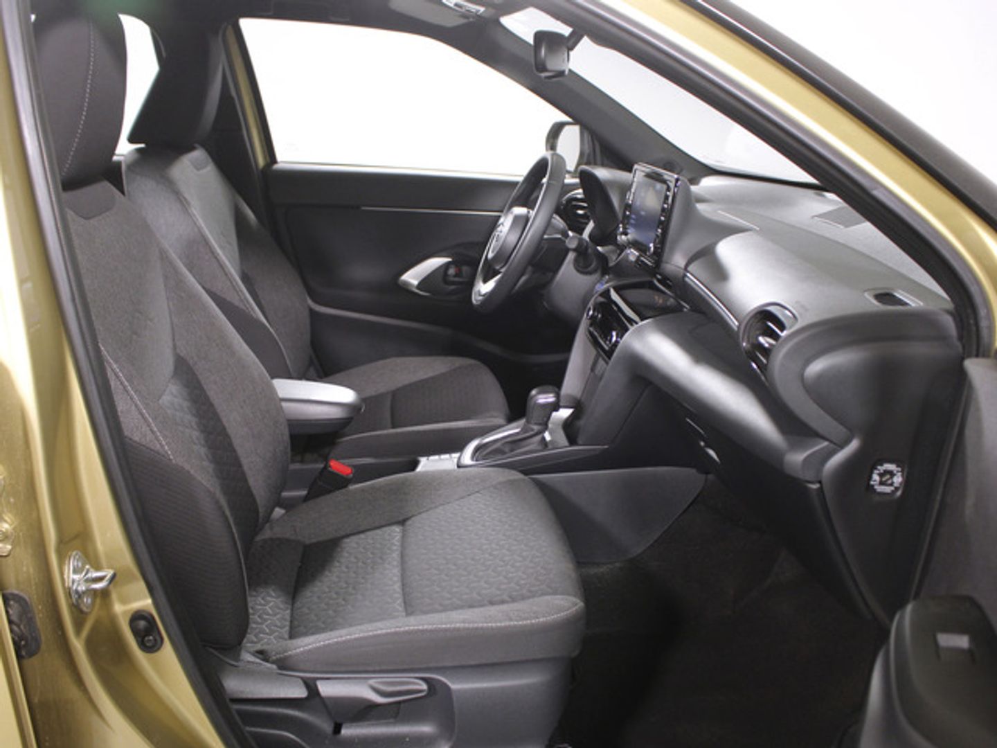 Toyota Yaris Cross 120H Active Tech 85 kW (116 CV) Oro All Terrain / Pick-up