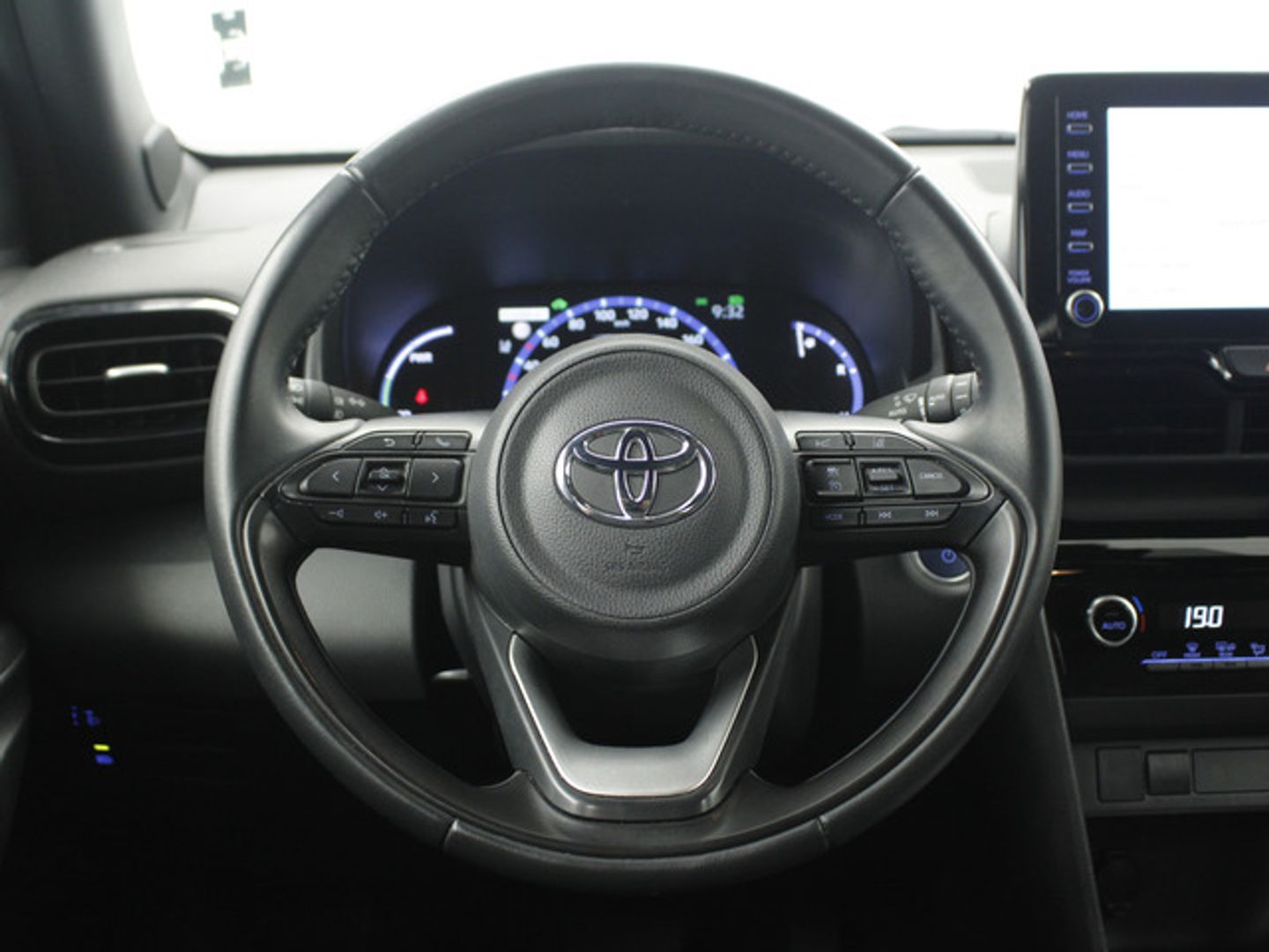 Toyota Yaris Cross 120H Active Tech 85 kW (116 CV) Gris Plata All Terrain / Pick-up