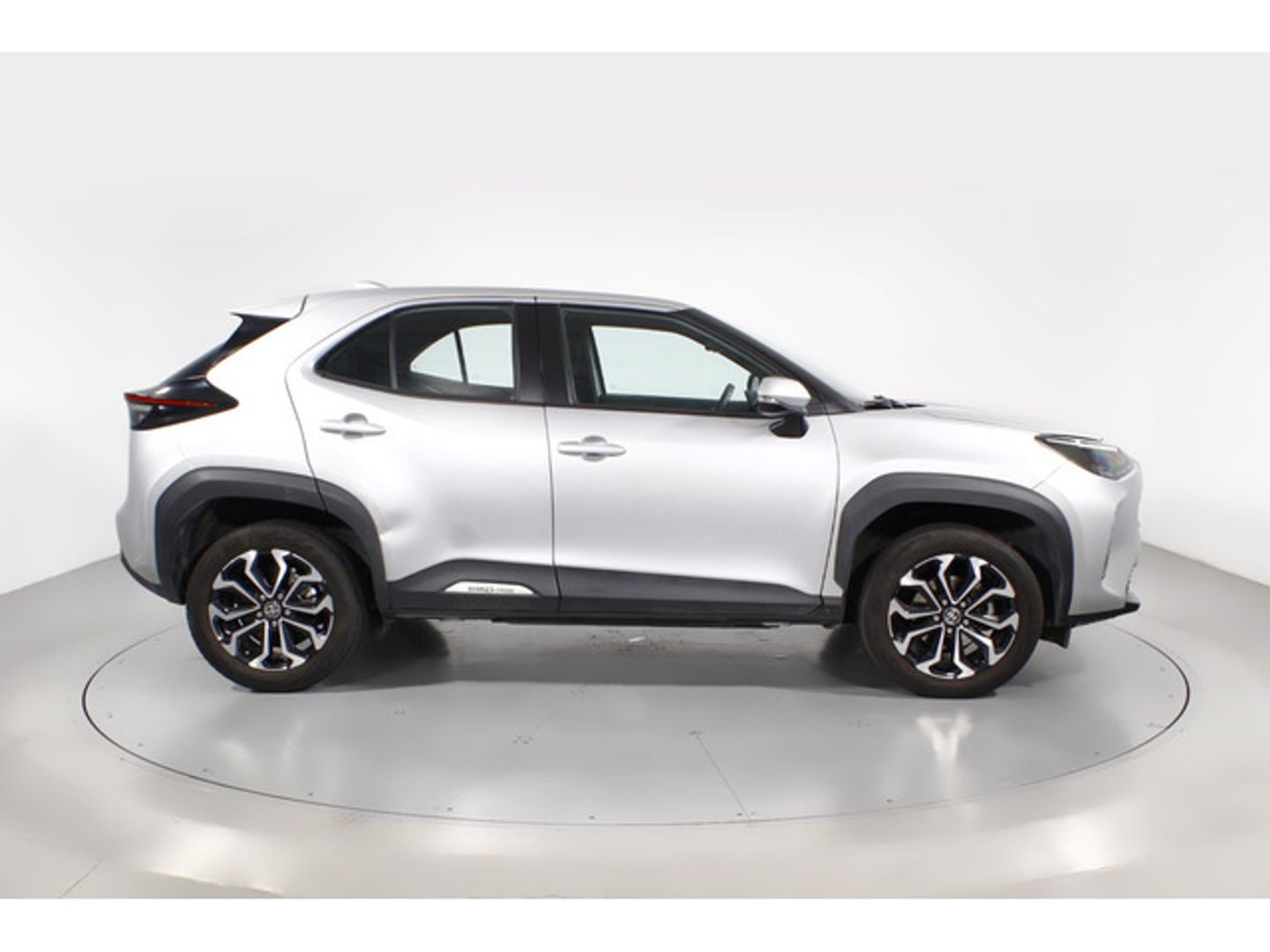 Toyota Yaris Cross 120H Active Tech 85 kW (116 CV) Gris Plata All Terrain / Pick-up