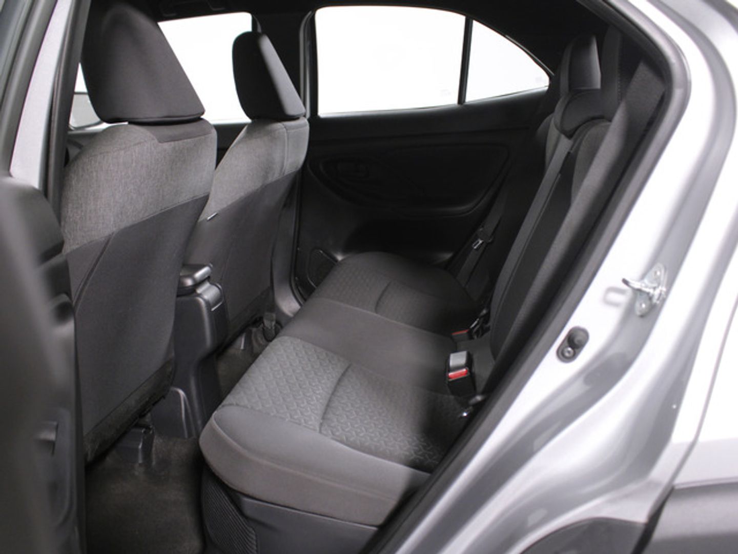 Toyota Yaris Cross 120H Active Tech 85 kW (116 CV) Gris Plata All Terrain / Pick-up