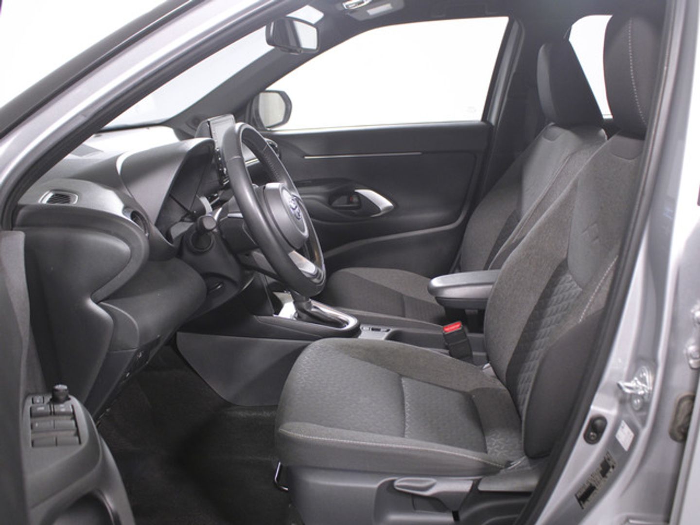 Toyota Yaris Cross 120H Active Tech 85 kW (116 CV) Gris Plata All Terrain / Pick-up