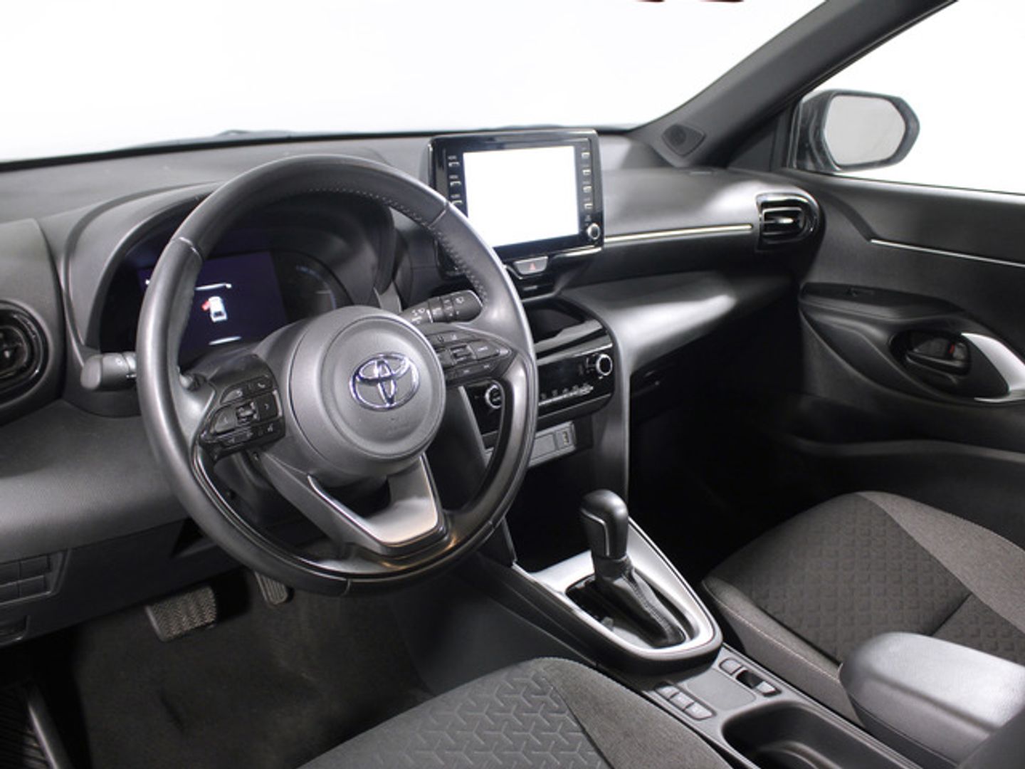 Toyota Yaris Cross 120H Active Tech 85 kW (116 CV) Gris Plata All Terrain / Pick-up