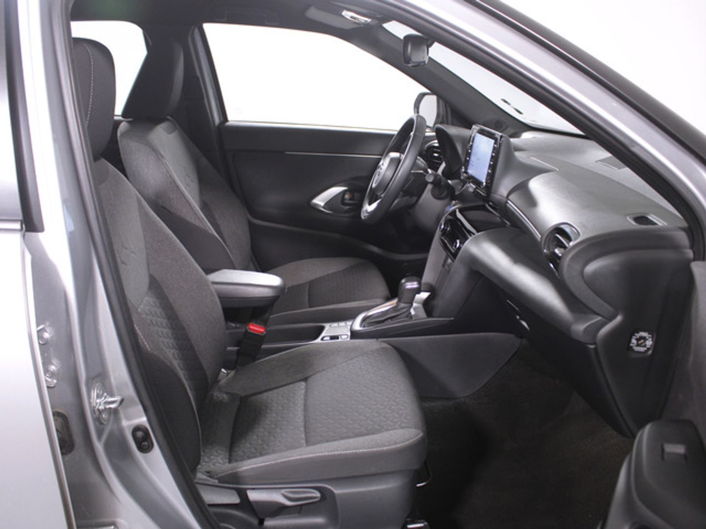 Toyota Yaris Cross 120H Active Tech 85 kW (116 CV) Gris Plata All Terrain / Pick-up