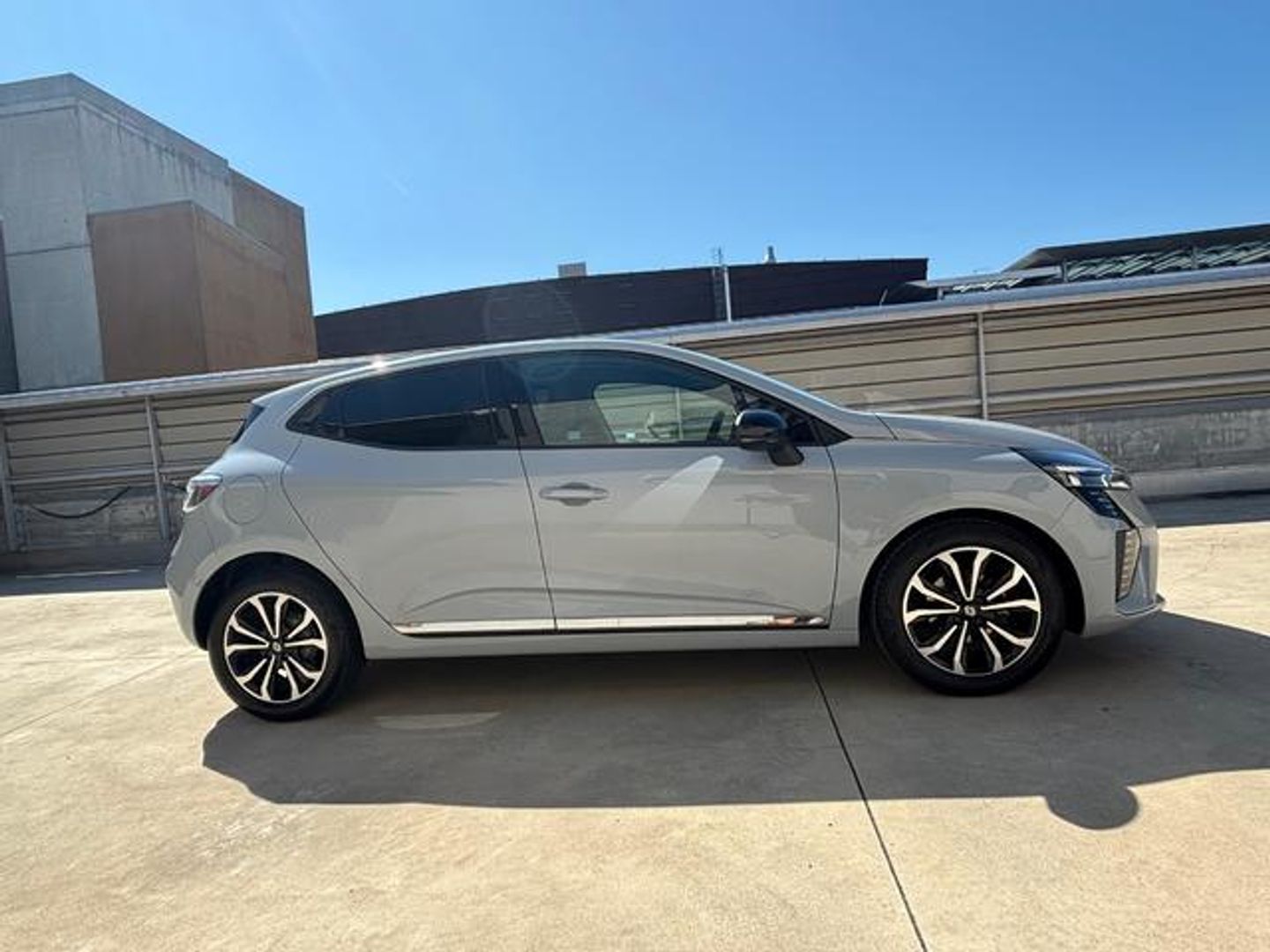 Renault Clio Techno TCe 66 kW (90 CV) Gris Sedan