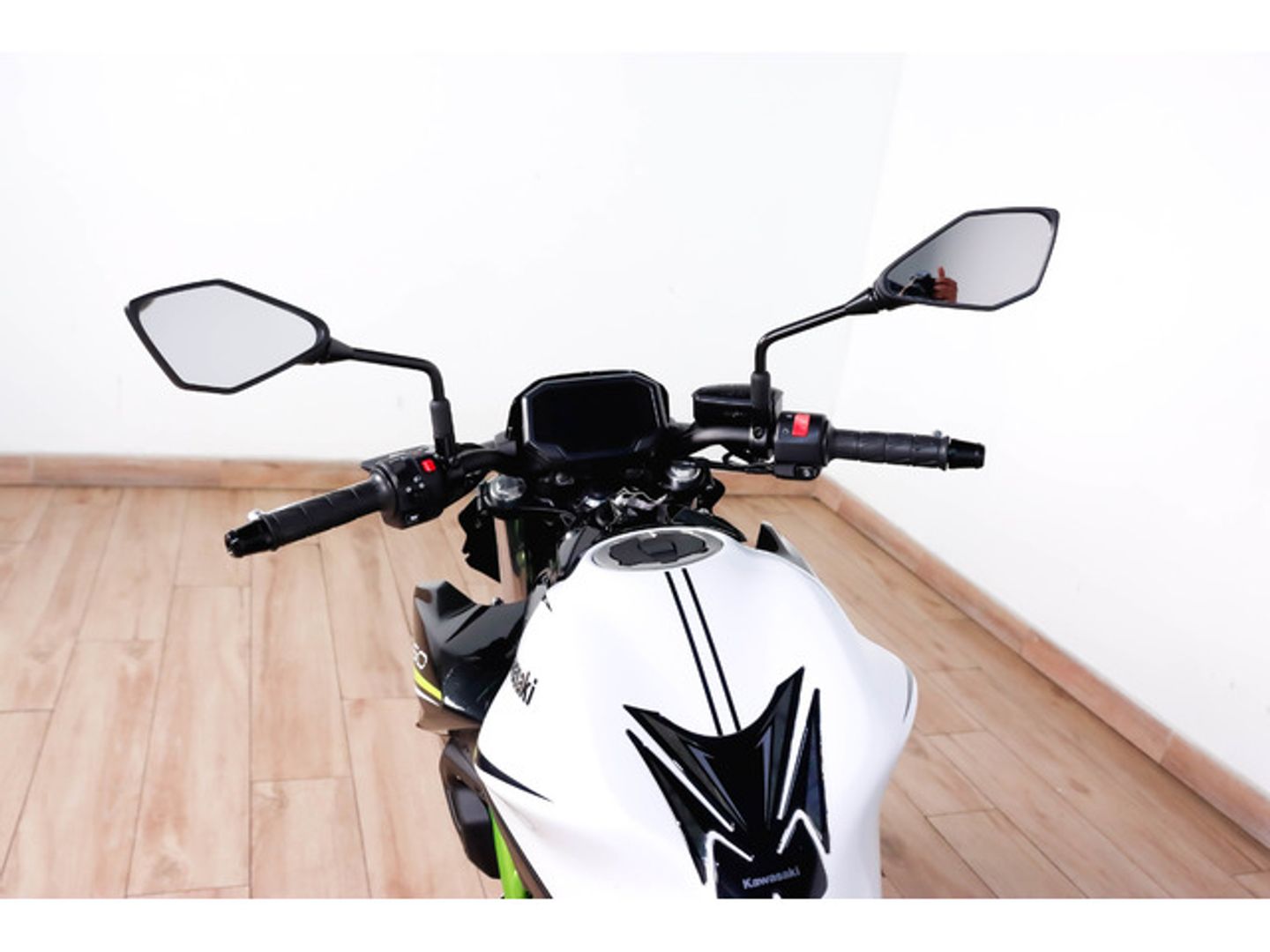 Kawasaki Z650 Blanco Motorcycle
