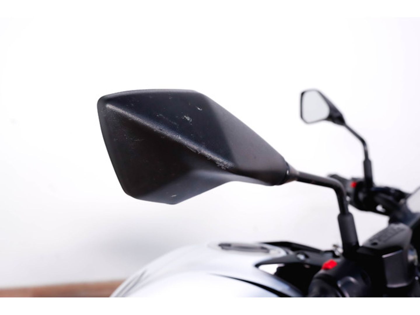 Kawasaki Z650 Blanco Motorcycle