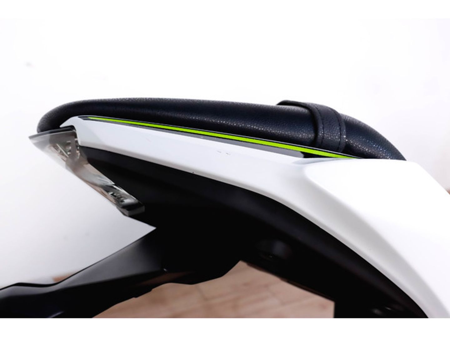 Kawasaki Z650 Blanco Motorcycle
