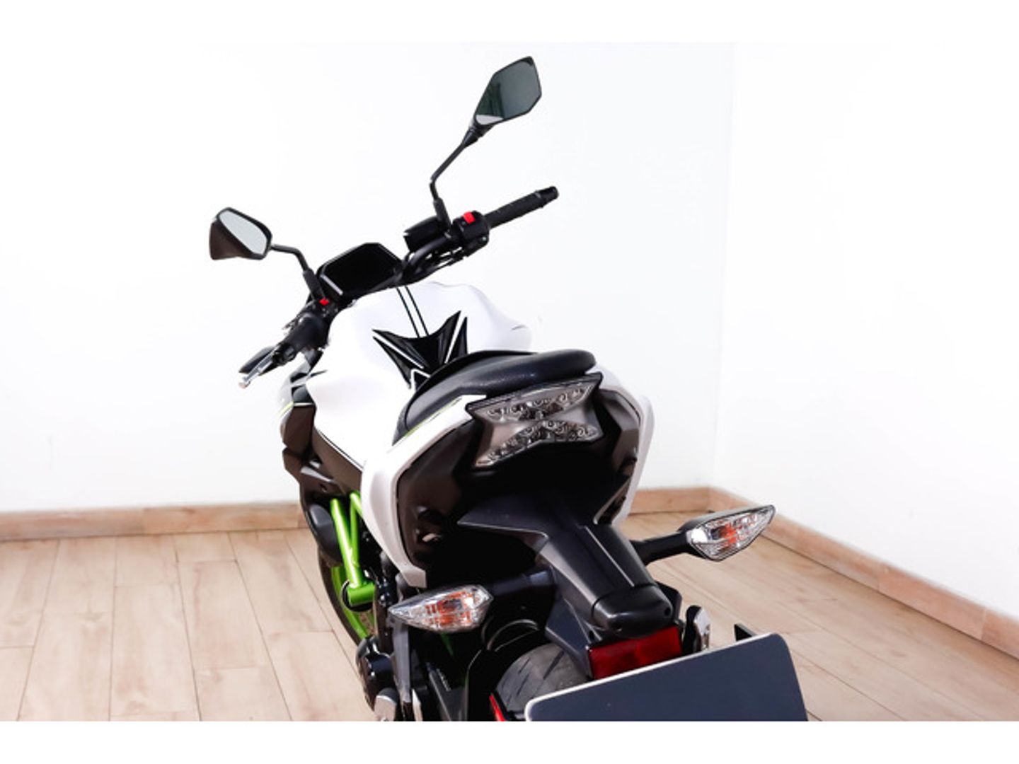 Kawasaki Z650 Blanco Motorcycle