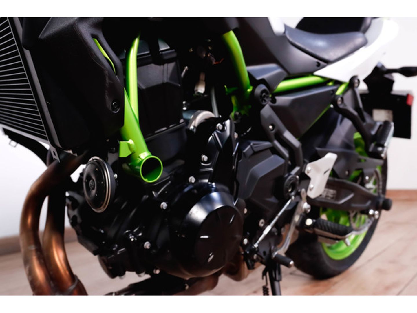 Kawasaki Z650 Blanco Motorcycle