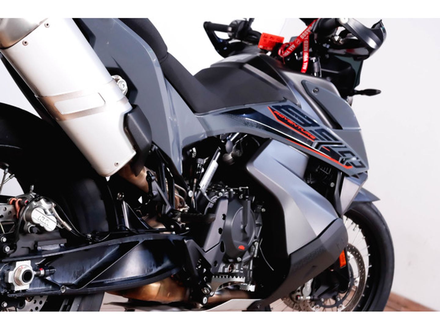 KTM 890 Adventure R Gris Motorcycle