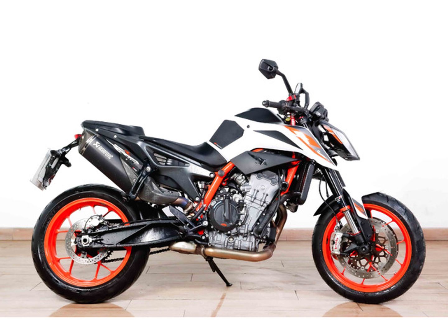 KTM Duke R 890 Blanco Motorcycle