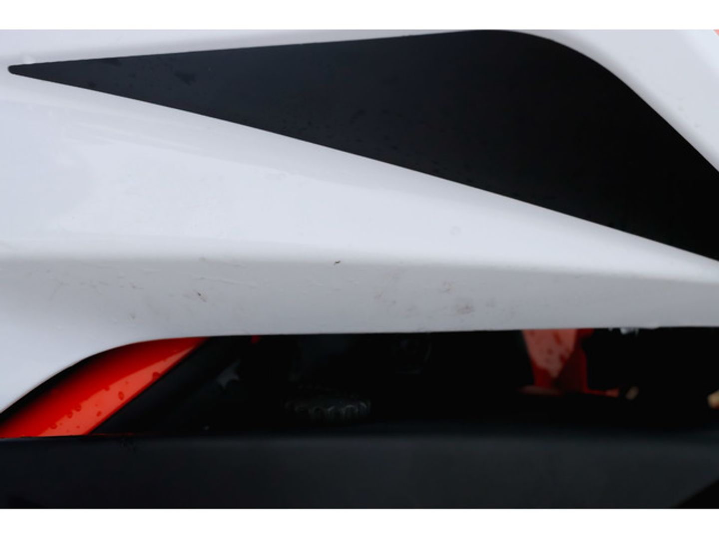 KTM Duke R 890 Blanco Motorcycle