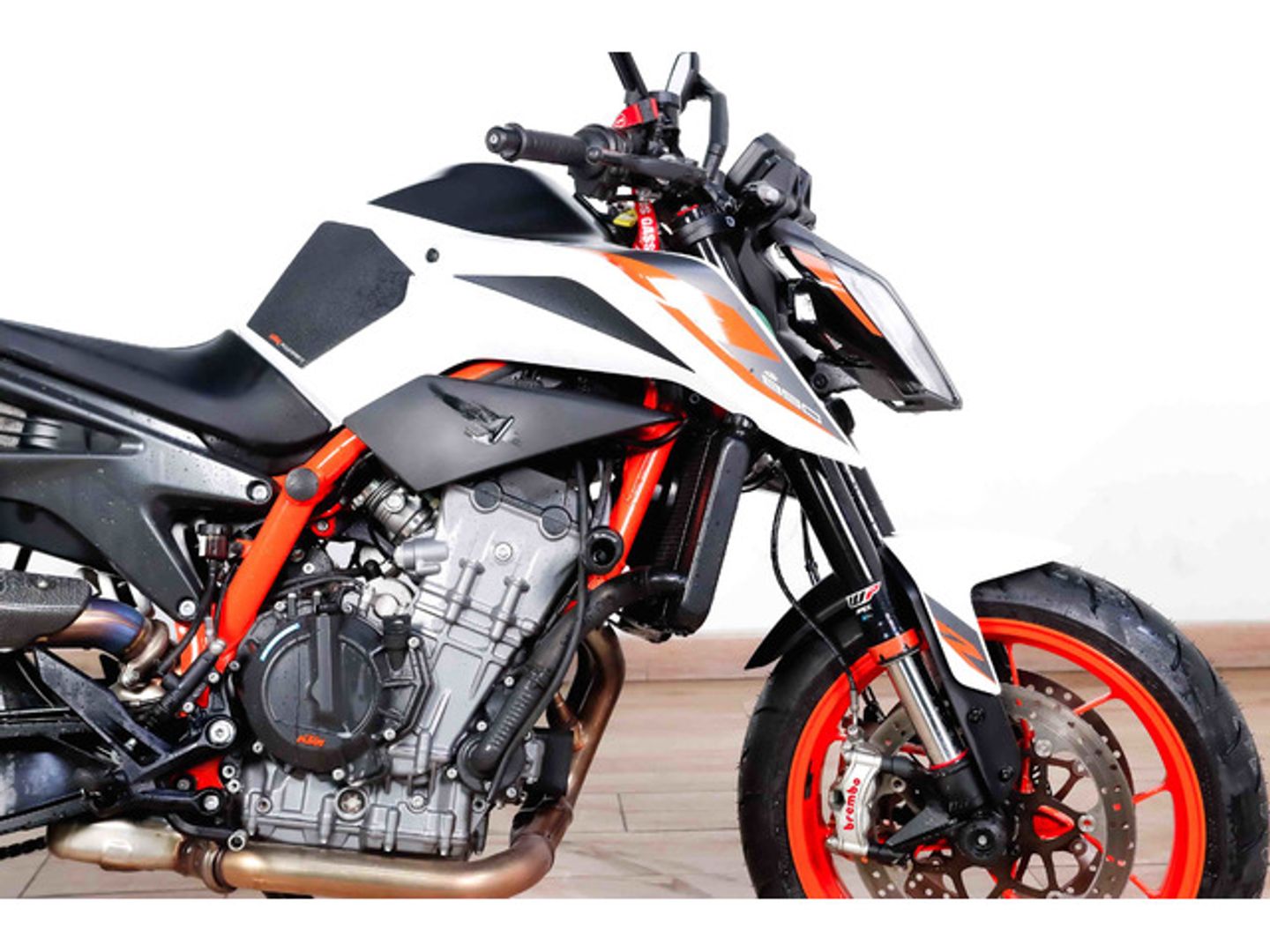 KTM Duke R 890 Blanco Motorcycle