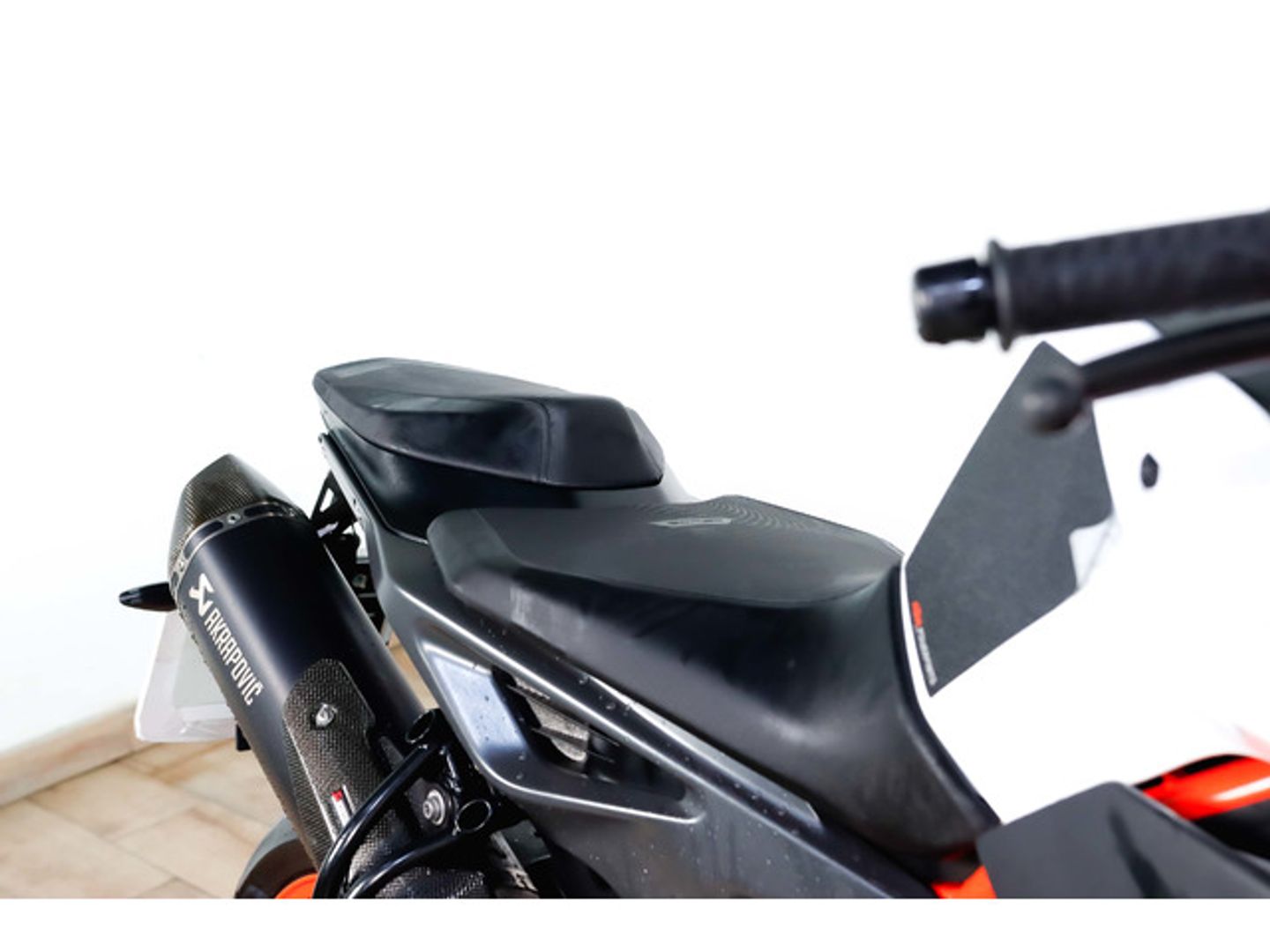 KTM Duke R 890 Blanco Motorcycle