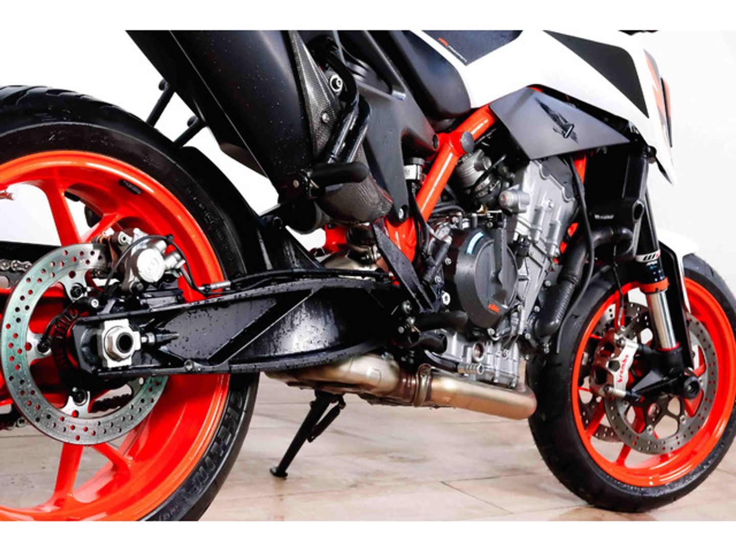 KTM Duke R 890 Blanco Motorcycle