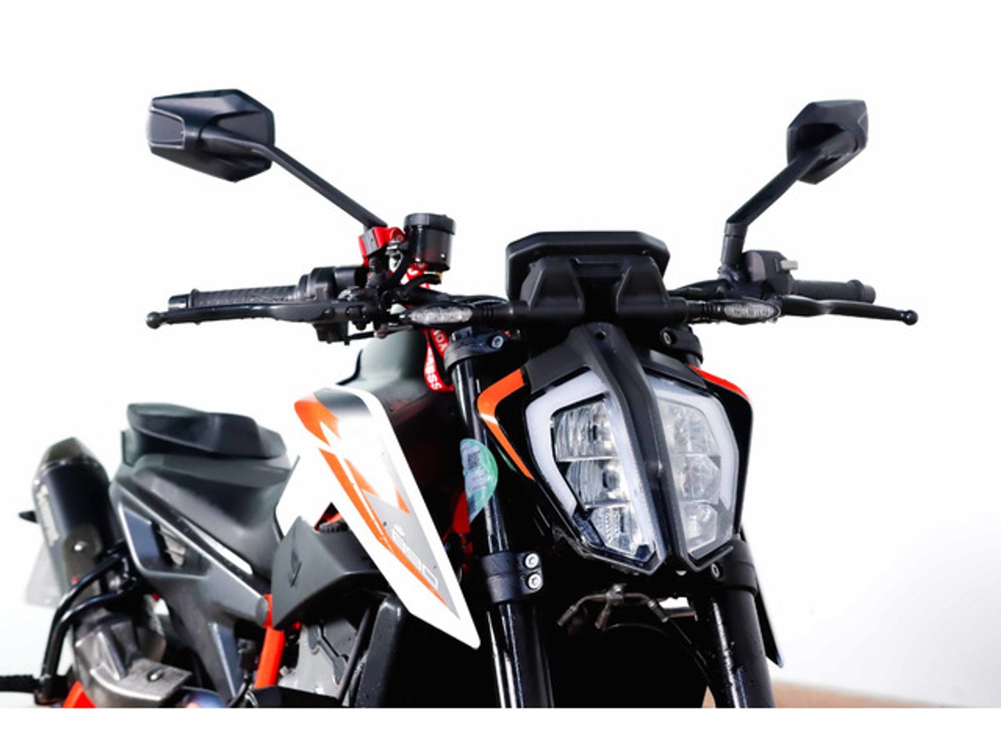 KTM Duke R 890 Blanco Motorcycle