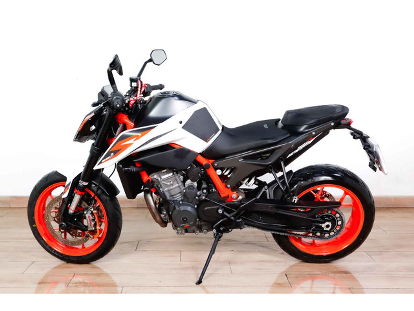 KTM Duke R 890 Blanco Motorcycle