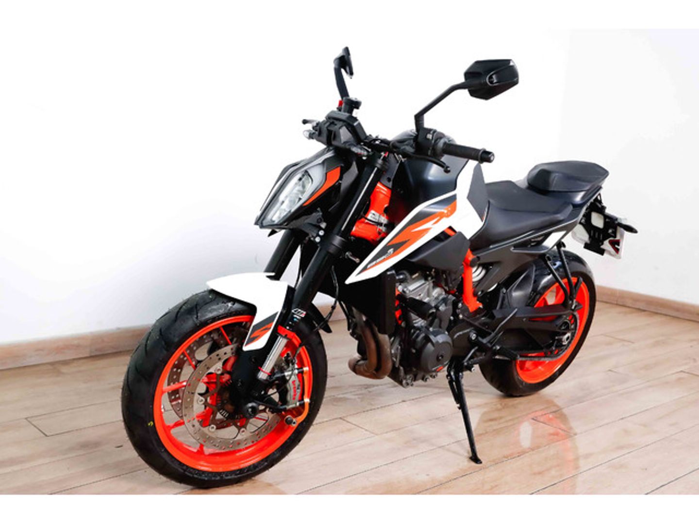 KTM Duke R 890 Blanco Motorcycle