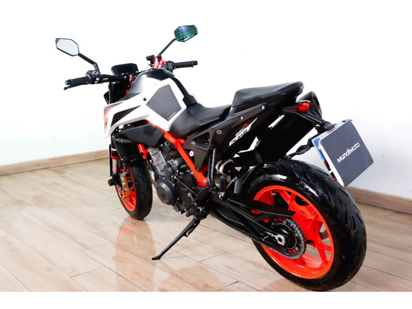KTM Duke R 890 Blanco Motorcycle