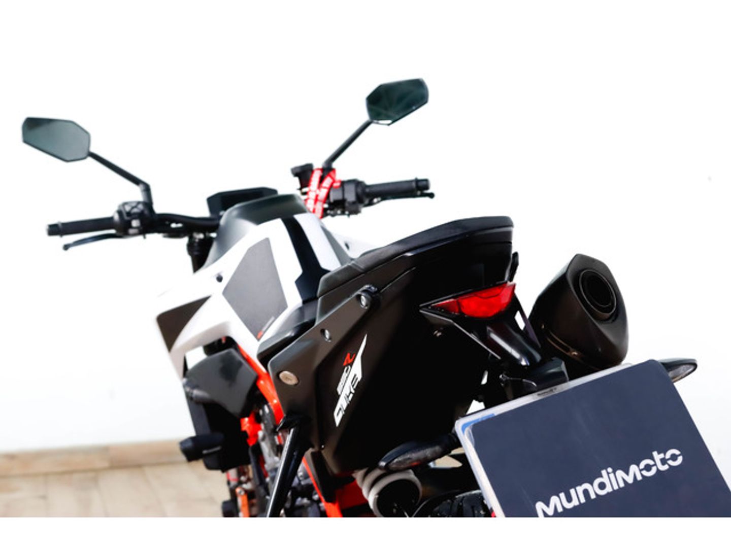 KTM Duke R 890 Blanco Motorcycle