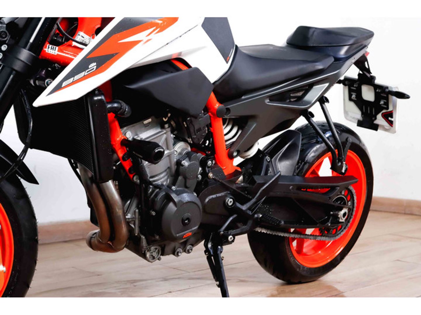 KTM Duke R 890 Blanco Motorcycle