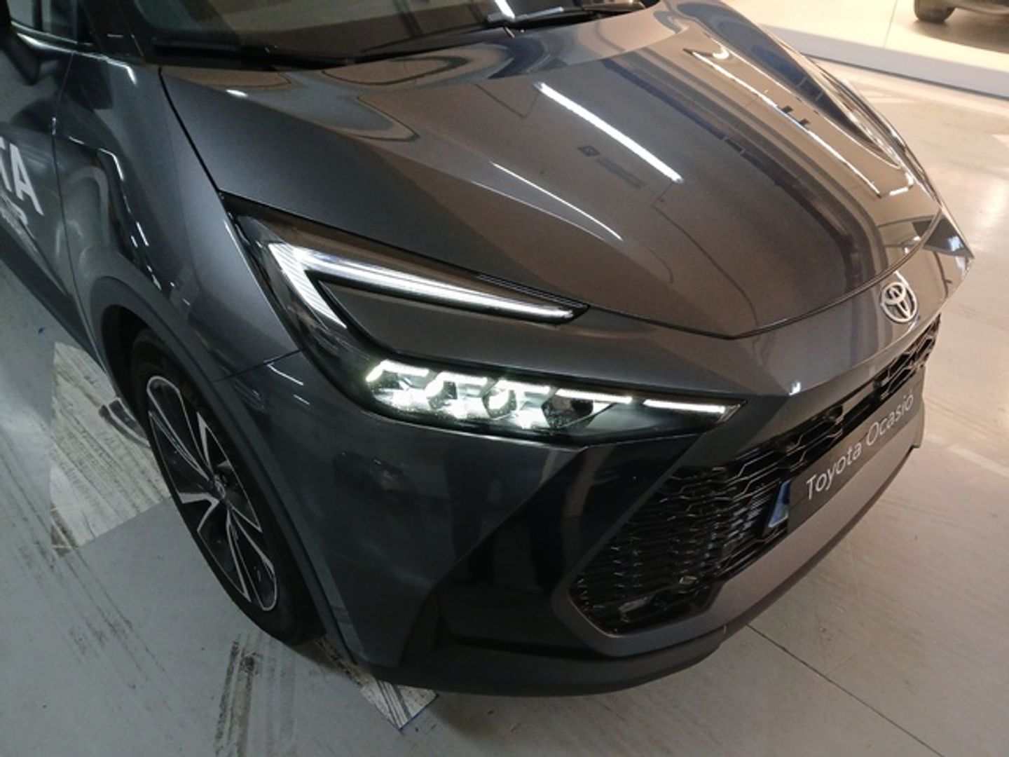 Toyota C-HR 1.8 140H Spirit 103 kW (140 CV) Gris All Terrain / Pick-up