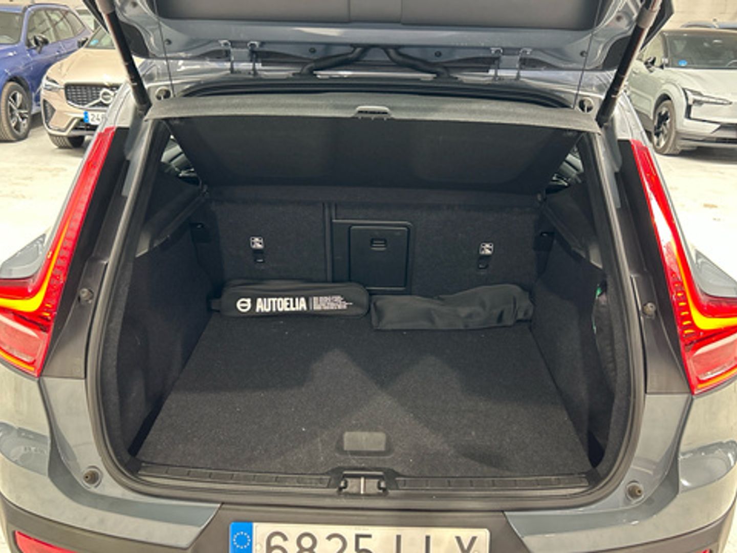 Volvo XC40 T3 Momentum Pro Auto 120 kW (163 CV) Gris SUV