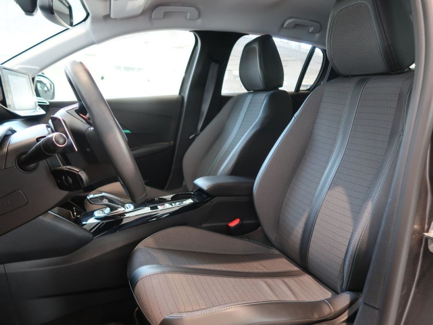 Peugeot 208 PureTech 100 Allure EAT8 75 kW (100 CV) Gris Compact