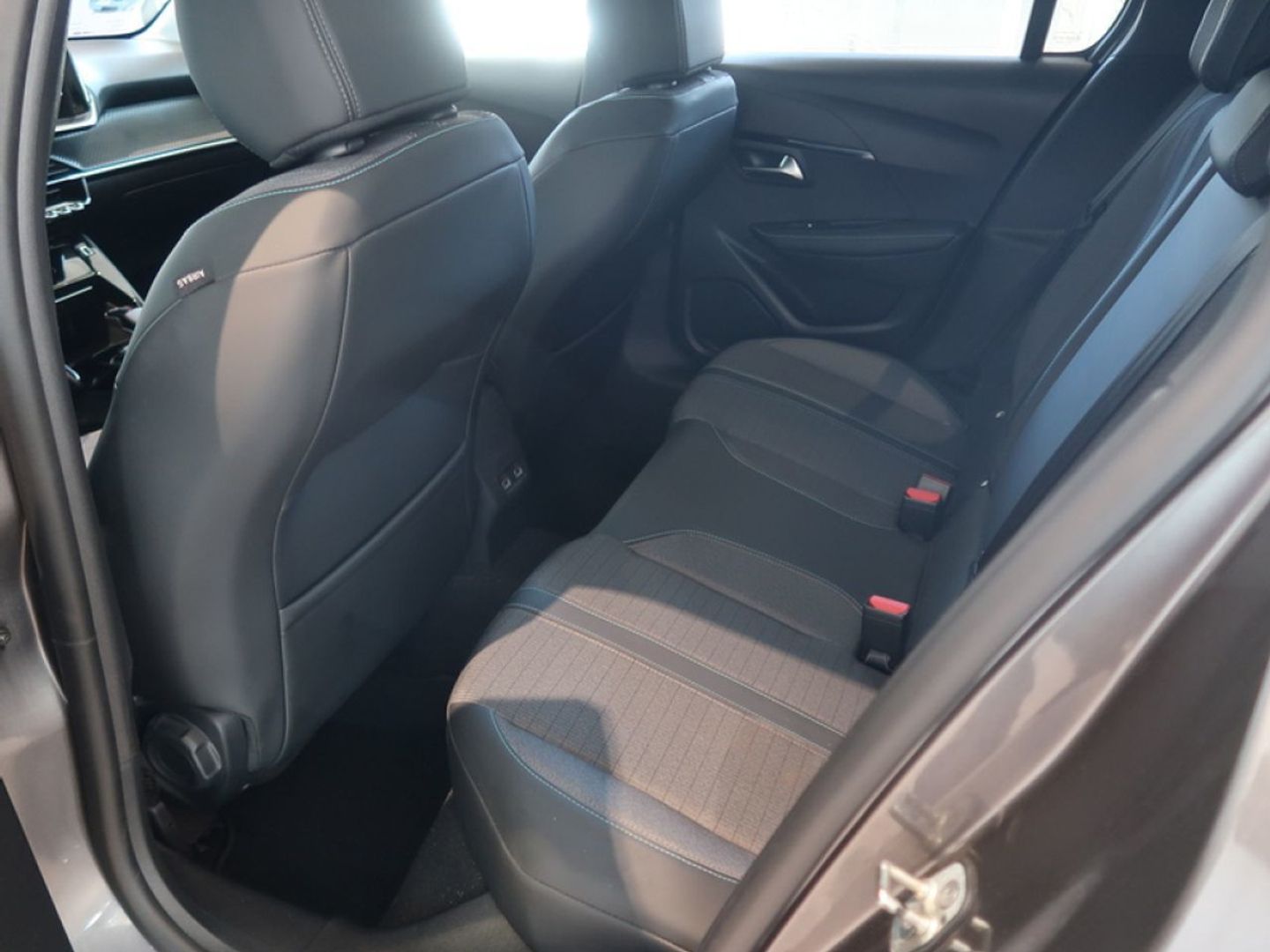 Peugeot 208 PureTech 100 Allure EAT8 75 kW (100 CV) Gris Compact