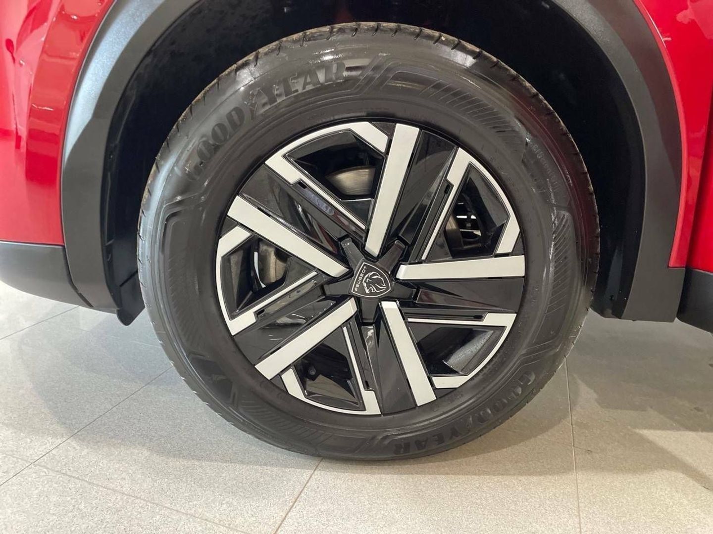 Peugeot 2008 BlueHDi 130 S&S Active EAT8 96 kW (130 CV) Rojo SUV